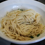 丿貫 - あえ玉の麺とその下の油ダレ
