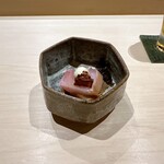 すし宮川 - ブリの漬けの藁焼き（山わさび＆ブリの皮）