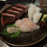 青山 川上庵 - お刺身3種盛り、ブリ、ひらめ、イカ、ブリは立っていますし、ヒラメのえんがわも居ます。本わさびが際立っています。