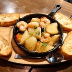 大衆和牛酒場 コンロ家 - 小海老のアヒージョ〜バケット添え968円