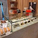 カヌレエクレームグラッセ カヌレとアイス - コチラはカヌレ。定番の3種類の他に月替わりが1種類あるそうだ。