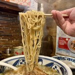 安部製麺所 - ツルツルの中太ちぢれ麺をリフトUP⤴️