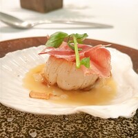 Wattle Tokyo - ホタテのソテー
                      〜根菜のフリカッセ風 生ハムと菊芋チップ〜