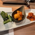 焼肉ダイニング MEGUMI 南8条店 - キムチ盛り合わせ