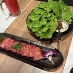 焼肉ダイニング MEGUMI - 和牛上カルビとサンチュ