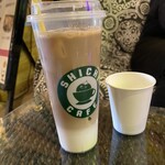 玉ねぎ倉庫跡地 志知カフェ - 紙コップと比較して、この大きさ！！！