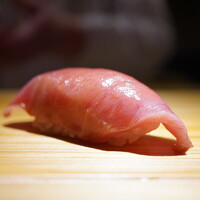 佐野鮨 - ◇中トロ
                    ハラカミの血合下、綺麗なピンクで艶やか！