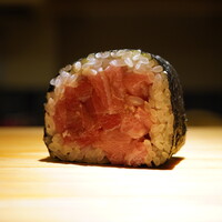 佐野鮨 - ◇鮪巻き
                    前店の丸の内を彷彿とさせる大胆な巻き物。