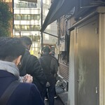 デリー - 開店前から並んでます。私も。