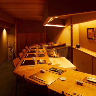 和の趣溢れる寛ぎ空間◆目の前で職人技が見られるカウンター完備