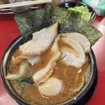 豚骨醤油ラーメン 王道家 柏店 - ラーメン¥900  味玉¥100
                                豚トロ1枚¥100×2枚  バラ1枚¥100×2枚