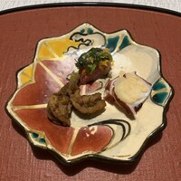 千松しま - 趣向を凝らした先付はハゼの煮浸し、マグロの黄身酢和え、蛸の沢庵のせ。ハゼは大将が釣ったそうです。