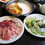 アジアンデイズ 元町店 - 白湯と麻辣スープの鍋放題です。