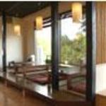 ことぶき寿司 - 窓が大きく開放感のある店内です。