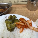 デリー 上野店 - キュウリとタマネギの漬物乗せました。