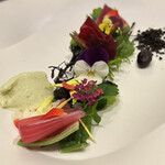 プレゼンテ スギ - Sug i畑をお皿に乗せて
      バニラとライムのアイスドレッシング