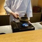 日本料理FUJI - 胡麻煎り中