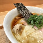 飯田商店 - 海苔がスープに浸っていないので、とけてグズグズにならない工夫も感心します。