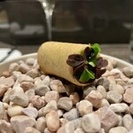 277417369 - 馬肉のタルタルとアボカドクリームのコルネ型パイ生地包み