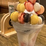 居酒屋 亀たろ - マカロンパフェ(生クリームの中にバニラアイスその下にスポンジとフレークとマカロンと冷凍のいちご)