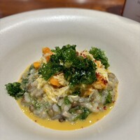 馳走西健一 - 青のり、玄米、もち麦のリゾット　梅干し粉末　ケール素揚げ、ドウマンガニ内子