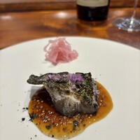 馳走西健一 - 駿河湾ノドグロ炭火焼き　マスタードソース、ニンニクパウダー　紫キャベツマリネ　もう一つの写真に写っているのですが、手前にあるフィンガーライムをかけて食べるとまた美味しい