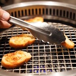 YORONIKU TOKYO AZABUDAIHILLS - アンデルセンのバケットをカリッと火入れ