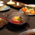 YORONIKU TOKYO AZABUDAIHILLS - そのままユッケを食べるのではなく、