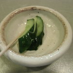 慈げん -  追加注文の際、サービスでついてきたキュウリ浅漬け