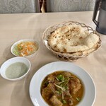 HUJRA HALAL FOOD & RESTAURANT - 全体