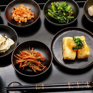 心地よい漆塗りの食器を使用