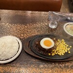 サニーロード - サニーハンバーグ　セット200g   、特盛ご飯600g、サラダ（2024年12月21日撮影）