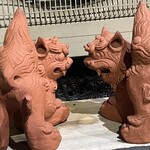 焼きもの家 慶 - 隣の店のシーサーに内紛^_^