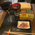 トリノ - お通しはローストビーフ、とてもcuteなお箱でとてもアーティスティックです