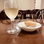 プティフ・ア・ラ・カンパーニュ - 白ワインとお通し的なお芋さん