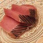 佐たけ - メジマグロの皮目は切り込みを入れて軽く炙りました