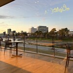 ライトカフェ リバーサイドガーデン - 窓からの風景（夕方）橋がうっすらとライトアップ✨