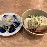 永楽食堂 - お通し(わかめ＋生白魚/とろろ昆布＋ねぎ＋温豆腐)