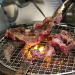 焼肉屋かねちゃん -  切り分けていただきながら焼いて頂いています。