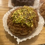 セシル ブルー - ピスタチオシューの上にはピスタチオの微塵切りが