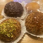 セシル ブルー - 左手前から時計回りでリッチピスタチオシュー334円、ダブルショコラシュー334円、レモンケーキ260円、塩キャラメルシュー334円