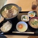 なか里 - すき焼きが完成　ご飯と味噌汁はすき焼きができた頃を見計らって出てきた