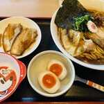 大鷹ラーメン - トッピングで味玉、チャーシューも注文、娘ちゃんの取り分け皿も。