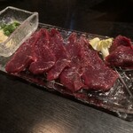 魚串と手羽先の大衆居酒屋 和傘 - 本日のおすすめ「くじらのお刺身」