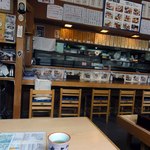 Sensaiya Benichou - 普通の寿司屋という感じの店内
