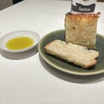 Ristorante Ecru - 自家製パン　フォッカッチャ、サワードュブレッド