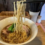 中華蕎麦 はざま - 惚れ惚れするほど美しい麺の姿。麺の表面の不揃い、これがスープを絡める。啜ると香りの洪水が押し寄せる。