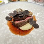 Ristorante Ecru - 秋田牛フィレ
      北海道の牡蠣、肉厚の椎茸、神奈川のトリュフを添えて
      メイクインのピューレ
      赤ワインのソース