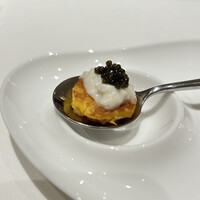 Ristorante Ecru - 最初の一口　燻製ブラッターチーズ
                    イタリア産キャビア
                    きたあかり