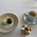 オテル・ド・ヨシノ - ○コーヒーと小菓子/Café et mignardises
      ホットコーヒー、カヌレ、マカロン、フランスのグミ